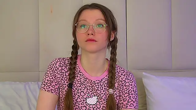 Snapshot of KeiraAsti chatting on 11.26.25 KeiraAsti online show from 11.26.25