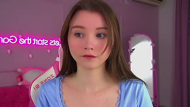 Snapshot of KeiraAsti chatting on 12.02.25 KeiraAsti online show from 12.02.25