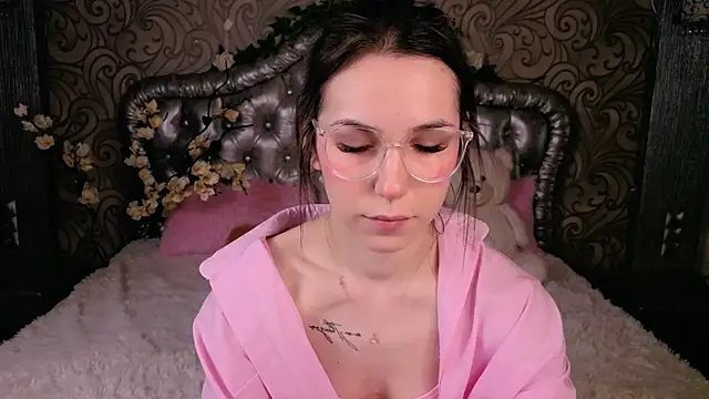 Snapshot of -CindyLou chatting on 02.14.26 -CindyLou online show from 02.14.26