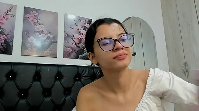 Snapshot of pinky_f00x chatting on 06.19.26 pinky f00x online show from 06.19.26