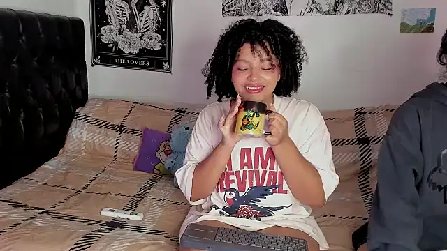 Snapshot of chloe_kisses chatting on 09.12.25 chloe kisses online show from 09.12.25