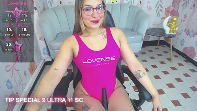 Snapshot of Paris09_v_ chatting on 10.03.25 Paris09 v online show from 10.03.25