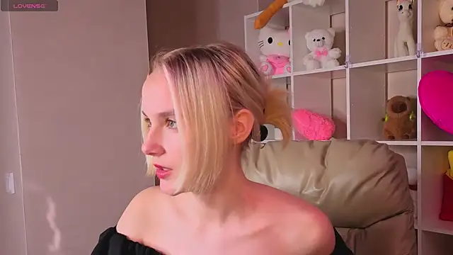 Snapshot of Carolin_Miller chatting on 09.15.25 Carolin Miller online show from 09.15.25