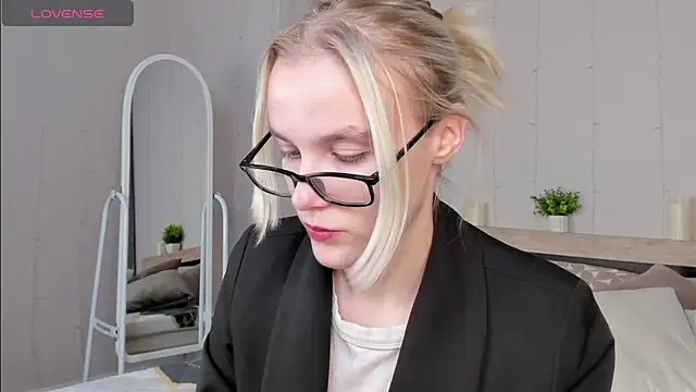 Snapshot of Carolin_Miller chatting on 09.23.25 Carolin Miller online show from 09.23.25