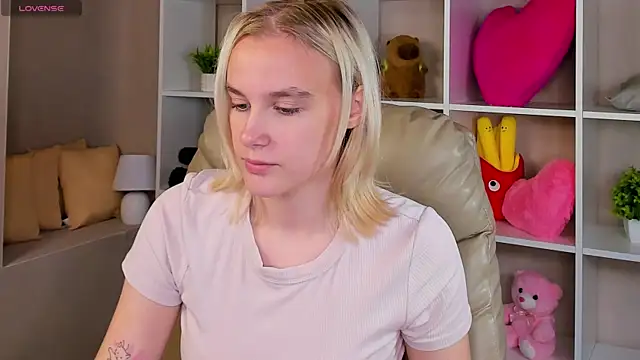 Snapshot of Carolin_Miller chatting on 09.24.25 Carolin Miller online show from 09.24.25