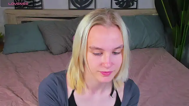 Snapshot of Carolin_Miller chatting on 09.25.25 Carolin Miller online show from 09.25.25