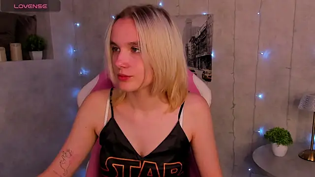 Snapshot of Carolin_Miller chatting on 09.27.25 Carolin Miller online show from 09.27.25