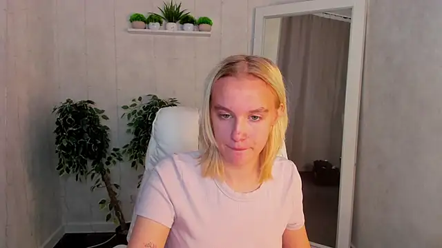 Snapshot of Carolin_Miller chatting on 09.29.25 Carolin Miller online show from 09.29.25