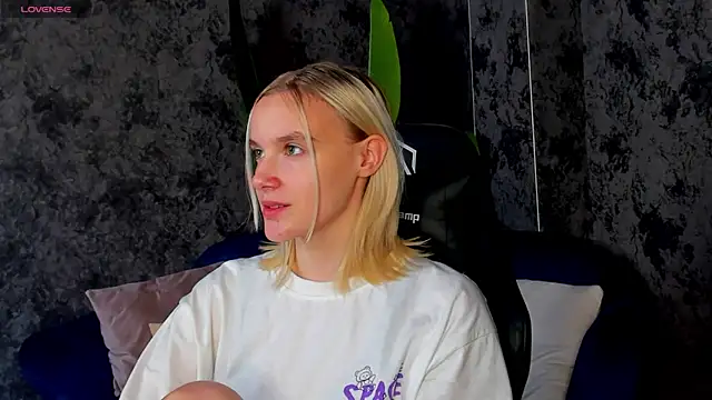 Snapshot of Carolin_Miller chatting on 10.13.25 Carolin Miller online show from 10.13.25