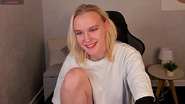 Snapshot of Carolin_Miller chatting on 10.22.25 Carolin Miller online show from 10.22.25