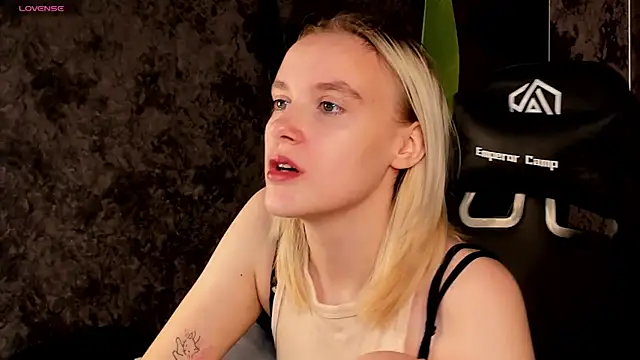 Snapshot of Carolin_Miller chatting on 10.26.25 Carolin Miller online show from 10.26.25