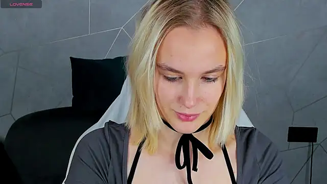 Snapshot of Carolin_Miller chatting on 10.29.25 Carolin Miller online show from 10.29.25