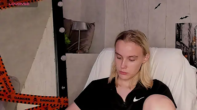 Snapshot of Carolin_Miller chatting on 11.13.25 Carolin Miller online show from 11.13.25