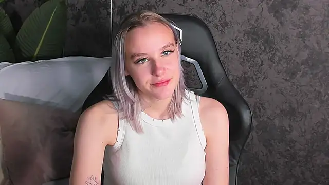 Snapshot of Carolin_Miller chatting on 11.19.25 Carolin Miller online show from 11.19.25