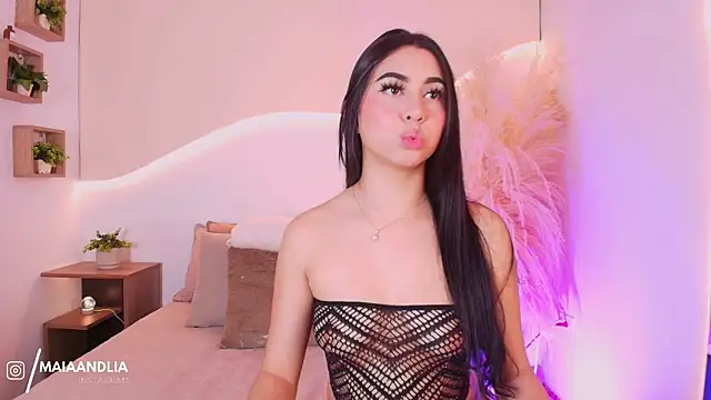 Snapshot of maia_lia_ chatting on 09.19.25 maia lia online show from 09.19.25
