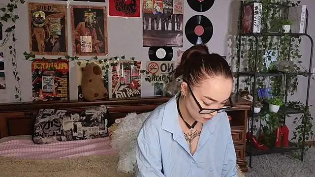 Snapshot of OdetteBiddy chatting on 11.14.25 OdetteBiddy online show from 11.14.25