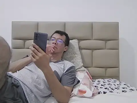 Snapshot of skinnylatino51 chatting on 02.14.26 skinnylatino51 online show from 02.14.26