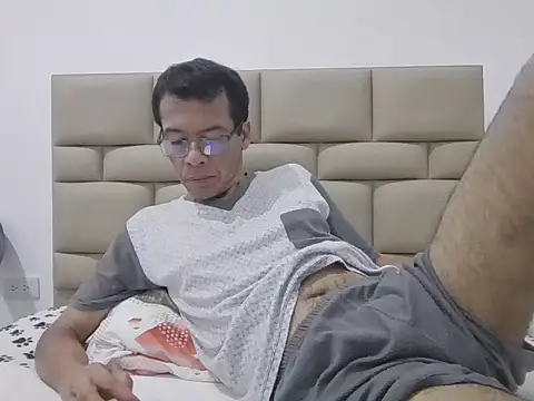 Snapshot of skinnylatino51 chatting on 02.18.26 skinnylatino51 online show from 02.18.26