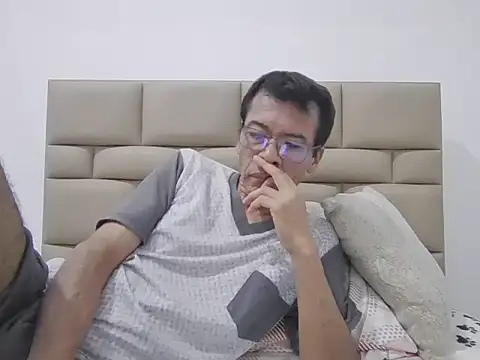 Snapshot of skinnylatino51 chatting on 02.20.26 skinnylatino51 online show from 02.20.26