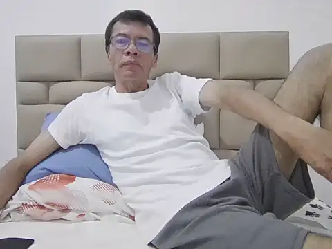 Snapshot of skinnylatino51 chatting on 02.25.26 skinnylatino51 online show from 02.25.26