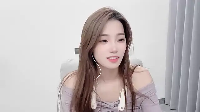 Snapshot of yuyu_77 chatting on 10.24.25 yuyu 77 online show from 10.24.25