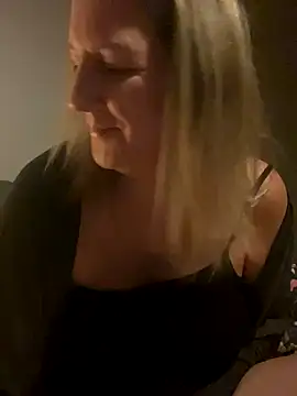 X-Victoria-X online show from 10.13.25