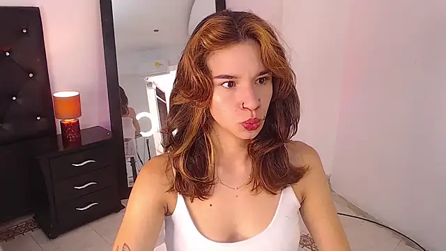 Snapshot of miascarlet_16 chatting on 11.27.25 miascarlet 16 online show from 11.27.25