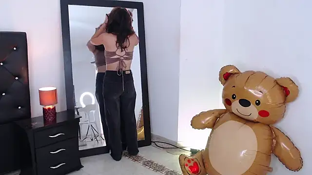 Snapshot of miascarlet_16 chatting on 12.16.25 miascarlet 16 online show from 12.16.25