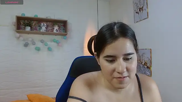 Snapshot of tulunaroja chatting on 10.24.25 tulunaroja online show from 10.24.25