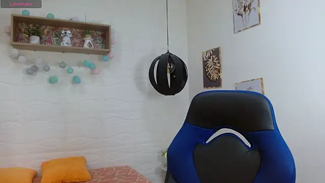 Snapshot of tulunaroja chatting on 11.12.25 tulunaroja online show from 11.12.25