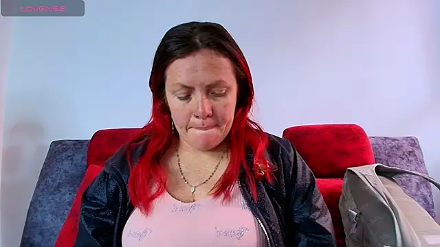 Snapshot of carolinhe_ chatting on 09.12.25 carolinhe online show from 09.12.25