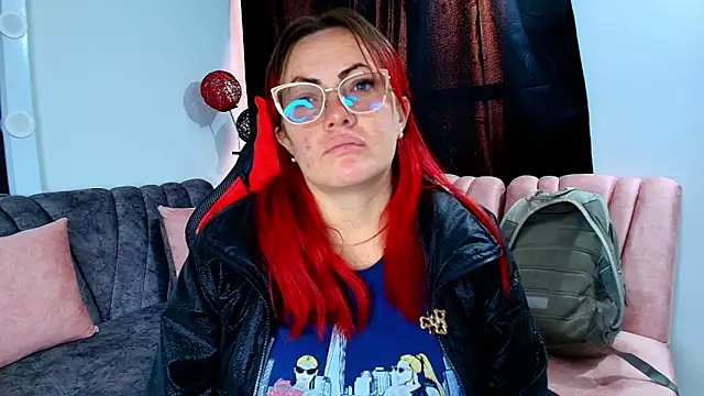 Snapshot of carolinhe_ chatting on 09.17.25 carolinhe online show from 09.17.25