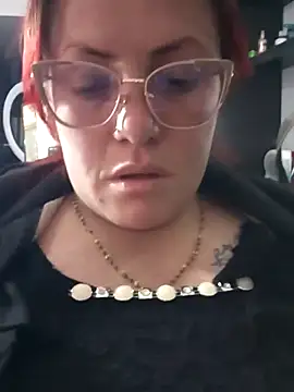 Snapshot of carolinhe_ chatting on 09.26.25 carolinhe online show from 09.26.25