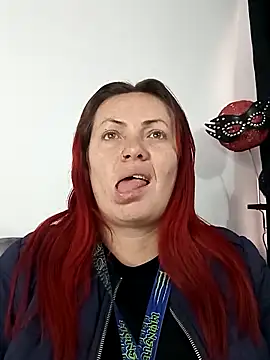 Snapshot of carolinhe_ chatting on 09.29.25 carolinhe online show from 09.29.25