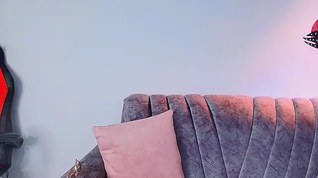 Snapshot of carolinhe_ chatting on 10.02.25 carolinhe online show from 10.02.25