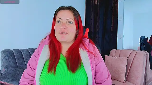 Snapshot of carolinhe_ chatting on 10.03.25 carolinhe online show from 10.03.25