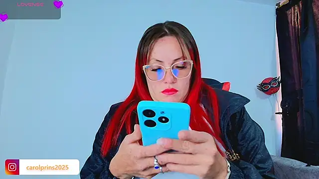 Snapshot of carolinhe_ chatting on 10.04.25 carolinhe online show from 10.04.25