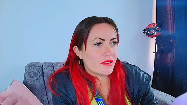 Snapshot of carolinhe_ chatting on 10.08.25 carolinhe online show from 10.08.25