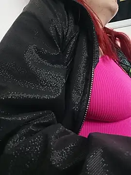 Snapshot of carolinhe_ chatting on 10.09.25 carolinhe online show from 10.09.25