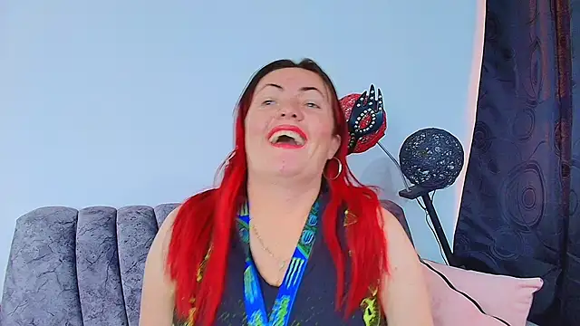 Snapshot of carolinhe_ chatting on 10.10.25 carolinhe online show from 10.10.25