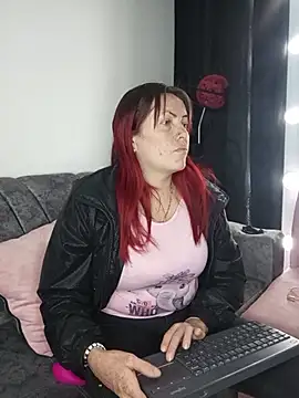 Snapshot of carolinhe_ chatting on 10.14.25 carolinhe online show from 10.14.25