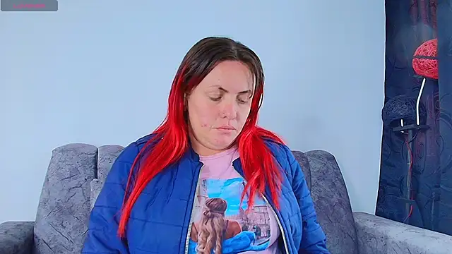 Snapshot of carolinhe_ chatting on 10.16.25 carolinhe online show from 10.16.25