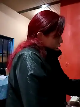 Snapshot of carolinhe_ chatting on 10.21.25 carolinhe online show from 10.21.25