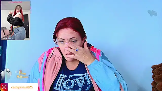 Snapshot of carolinhe_ chatting on 10.28.25 carolinhe online show from 10.28.25