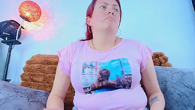 Snapshot of carolinhe_ chatting on 11.11.25 carolinhe online show from 11.11.25