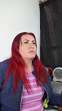 Snapshot of carolinhe_ chatting on 11.15.25 carolinhe online show from 11.15.25