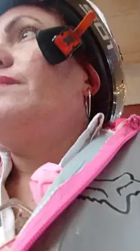 Snapshot of carolinhe_ chatting on 11.21.25 carolinhe online show from 11.21.25