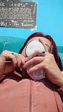 Snapshot of carolinhe_ chatting on 11.28.25 carolinhe online show from 11.28.25