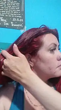 Snapshot of carolinhe_ chatting on 11.28.25 carolinhe online show from 11.28.25