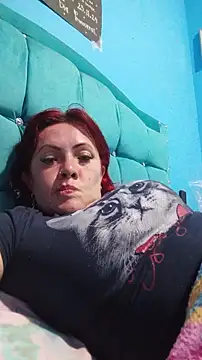 Snapshot of carolinhe_ chatting on 12.01.25 carolinhe online show from 12.01.25